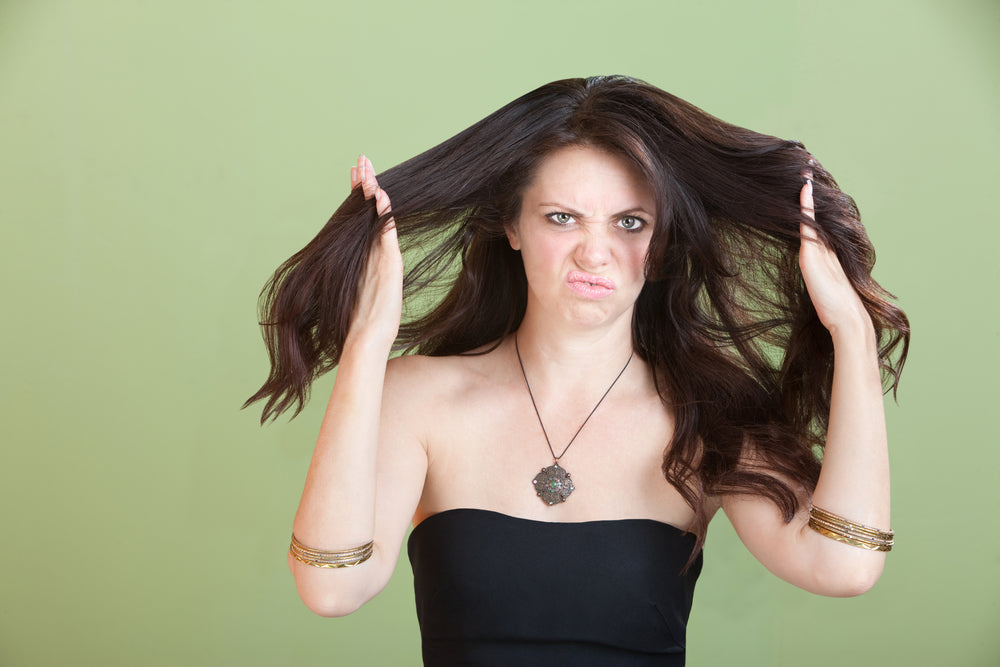 donna che tocca i capelli cattivi