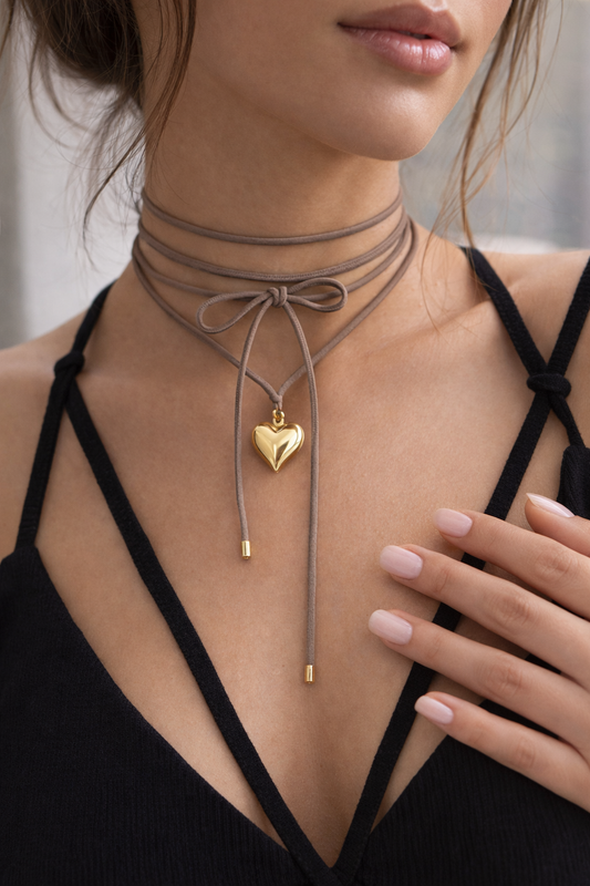 Collana in caucciù con ciondolo