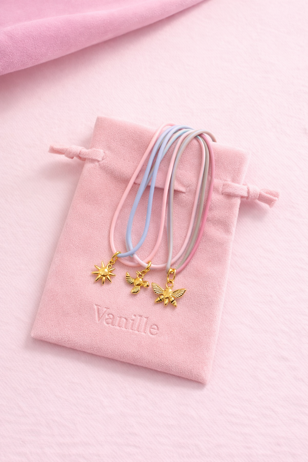 Collana in caucciù con ciondolo